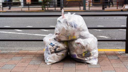 Consiliul Judeţean Timiş a reziliat contractul cu societatea care opera centrul de depozitare a gunoiului, fiind preconizate taxe mai mari pentru timișoreni, pentru acest serviciu / Gunoiul va fi transportat în Arad şi Hunedoara