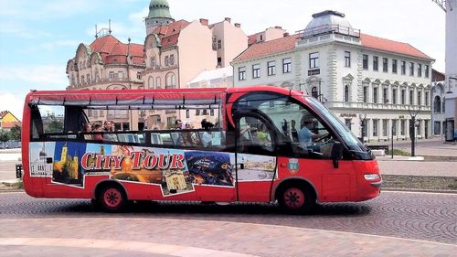 VIDEO Autobuzele și tramvaiele din Oradea devin expoziții de fotografii artistice. Imaginile vor fi proiectate pe ecranele electronice din transportul în comun