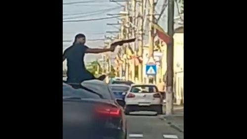 VIDEO Doi bărbați urcați pe o mașină în mers în Turnu Măgurele, unul cu o armă tip airsoft pe care o îndrepta spre trecători / Ei au fost prinși după ce au fost urmăriți de doi jandarmi aflați în timpul liber