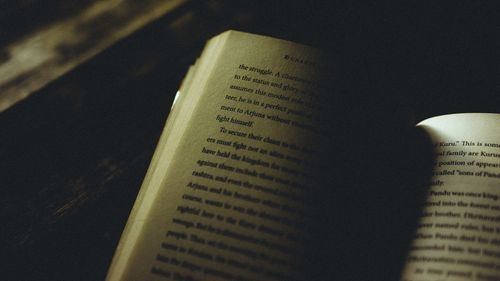 „Nu poți trăi scriind cărți în Polonia”: Disputa pentru drepturi de autor se intensifică pe seama câștigurilor încasate de un bestseller