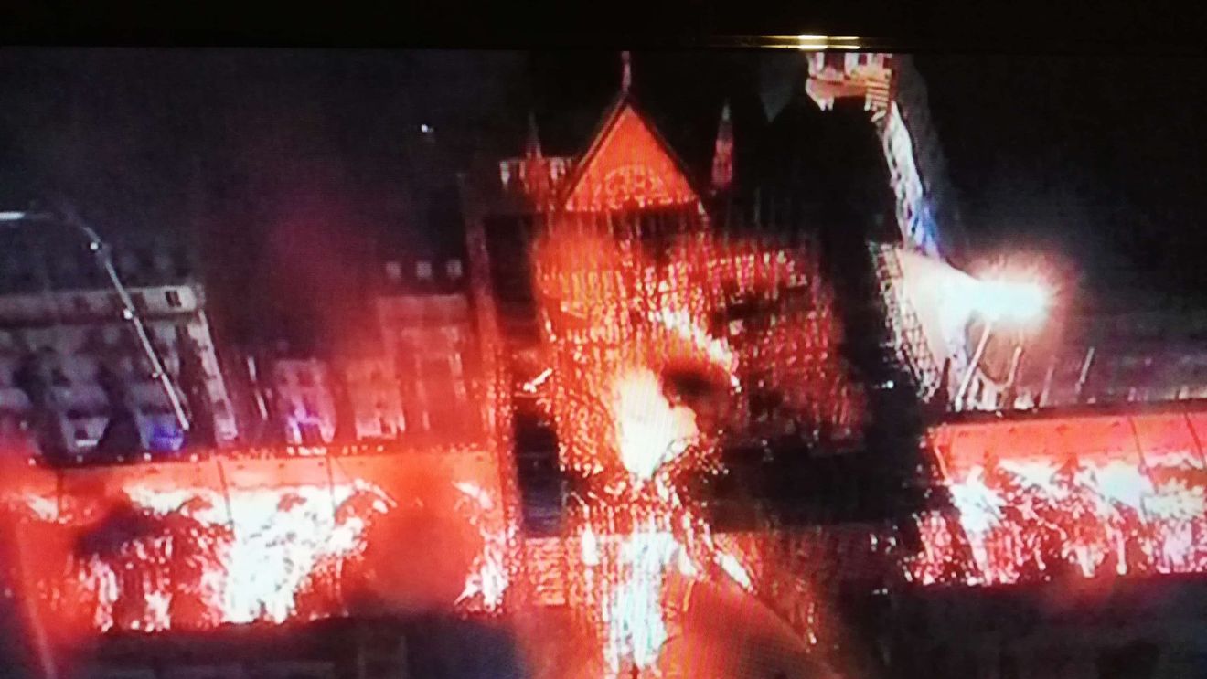 VIDEO Incendiu devastator la Catedrala Notre-Dame din Paris, oprit după ore de luptă cu focul / Turla s-a prăbușit, dar structura a fost salvată/ Procurorii suspectează un accident, nu o mână criminală