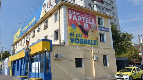 Expert Forum: Partidele au cheltuit în campania din 2020 de trei ori mai mulți bani față de acum patru ani/  PLUS a folosit 60% din fonduri în campania online / AUR a dat jumătate din bani pe tipărituri dar apar neconcordante la capitolul venituri