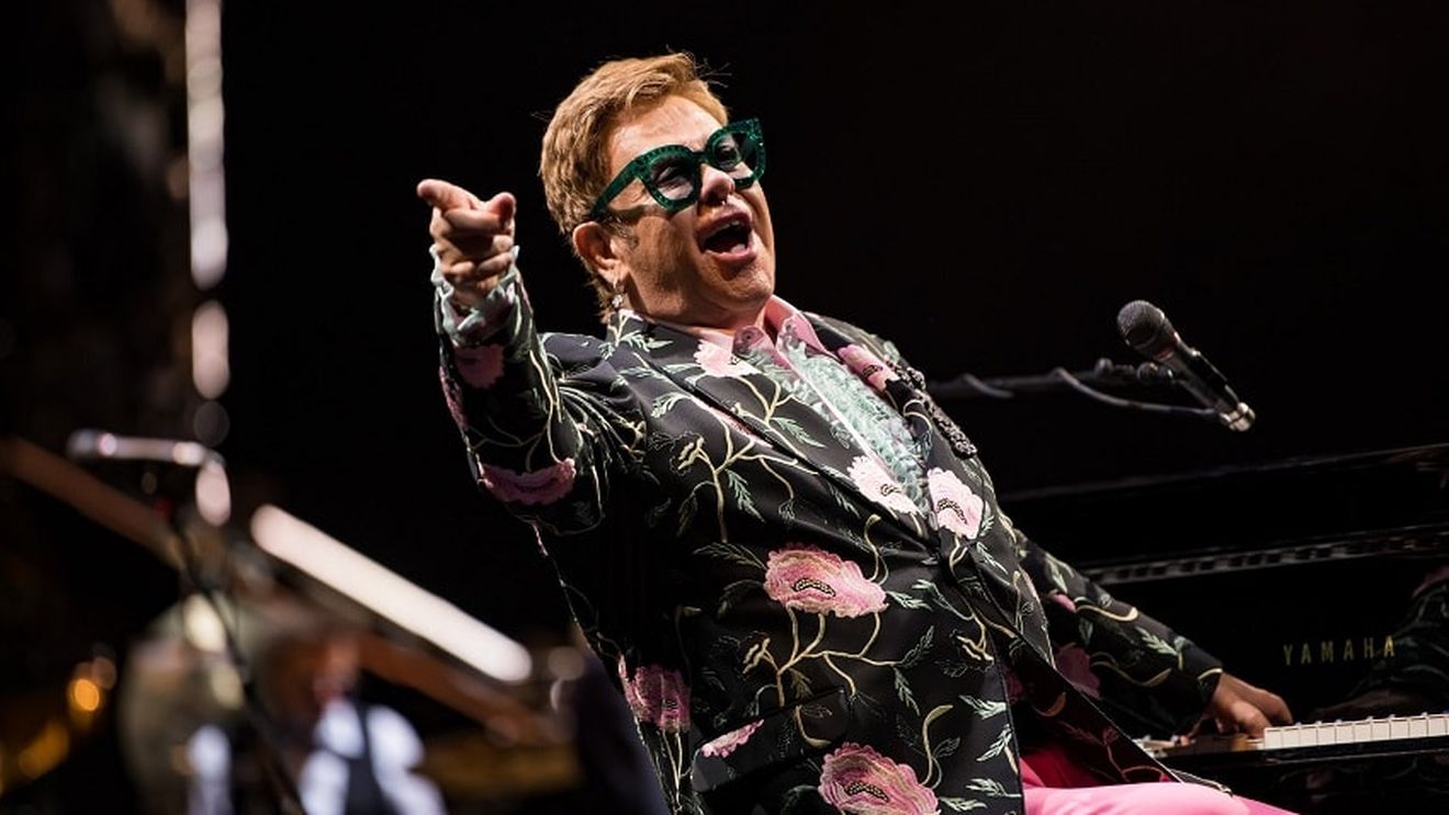 Elton John își va anula turneul de adio până în 2022, din cauza unei operații la șold