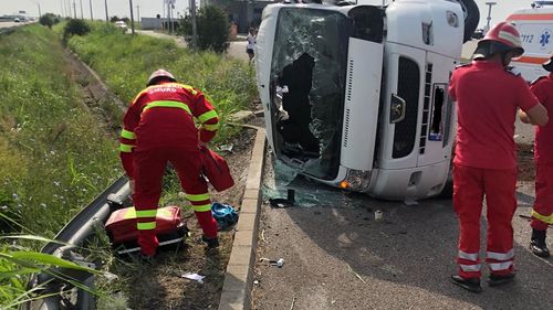 Accident pe Autostrada Soarelui, spre Constanța: Microbuz răsturnat, 6 persoane implicate/ La fața locului vine un elicopter SMURD