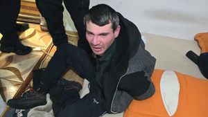 Femeie atacată în liftul unui bloc din Capitală cu un obiect ascuțit, posibil cuțit, de către fostul concubin / Victima a fost transportată la spital pentru îngrijiri medicale