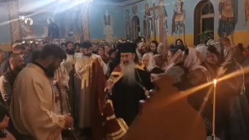 VIDEO Preotul paroh al mănăstirii unde a slujit ÎPS Teodosie a fost amendat de DSP/ Arhiepiscopul Tomisului a oficiat o slujbă unde credincioşii nu purtau măşti şi nu respectau distanţa fizică