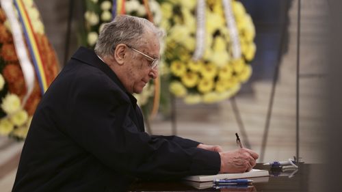 Cetățenii au acces la sicriul lui Ion Iliescu la Palatul Cotroceni miercuri între 13.00 și 18.00 / Florile sau lumânările se depun pe trotuarul din Bd. Geniului