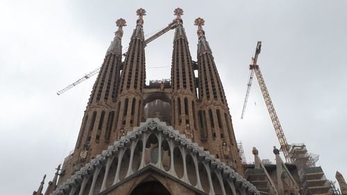 Sagrada Familia este gata să-și ridice cel mai înalt turn și să devină cea mai înaltă biserică din Europa / Construcția a început în 1882