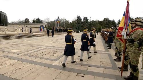 Imaginea Zilei: Pavaj distrus și neîngrijit la Monumentul Ostașului Necunoscut din București, unde a avut loc ceremonia oficială de Ziua Unirii Principatelor