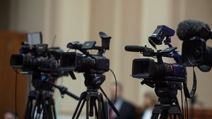 Cine e Adrian Tomșa, discretul patron al Prima TV care vrea să cumpere Telekom România împreună cu Zoltan Teszari. Acum câteva luni, Tomșa declara că "speculaţia că aş acţiona în numele lui Zoltan Teszari sau RCS nu are nici substrat, nici adevăr, nici dovezi"