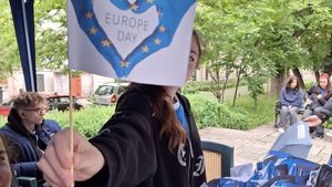 GALERIE FOTO Cum a fost la „Ziua Europei” cu tineri în centrul Capitalei: concurs între opt licee despre orașele anului 2050, ateliere și dezbateri, baloane și puzzle cu Europa