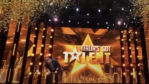 VIDEO Un român primește ”Golden Buzzer” la Italia's Got Talent / ”Acum câteva zile m-a oprit un cerșetor pe stradă și mi-a spus că nu a mâncat de trei zile. Ești slab, știi câți vor să fie ca tine?”