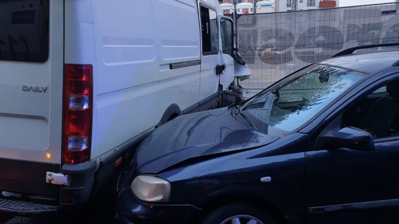 Trei persoane din Brașov au ajuns la spital după ce o mașină și un microbuz s-au lovit