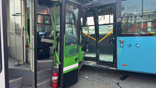 VIDEO Accident între un tramvai și un autobuz STB în București / 11 persoane au avut nevoie de îngrijiri medicale
