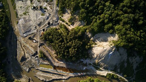 Directorul Salrom recunoaște că la Praid constructorul a făcut „breșe” în cele două diguri construite la recomandarea experților, având „acordul verbal al reprezentanţilor Apelor Române”, ca să își salveze utilajele / Orașul Târnăveni a rămas fără apă potabilă, iar specialiștii vorbesc de un dezastru ecologic