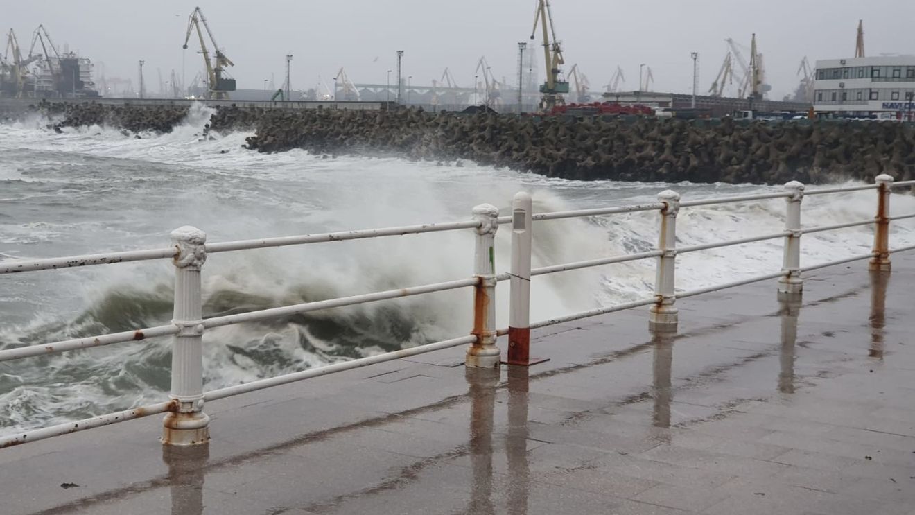 UPDATE Acuzații de abuz în Portul Constanța: Mai mulți căpitani susțin că autoritățile portuare le-au pus viețile în pericol obligându-i să efectueze manevre pe furtună / Au sesizat DNA și Ministerul Transporturilor / Reacția ANR
