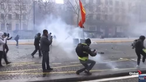 VIDEO Bilanțul violențelor din Franța: Magazine incendiate pe Champs-Elysées, ciocniri între vestele galbene şi forţe de ordine, o sută de persoane reținute