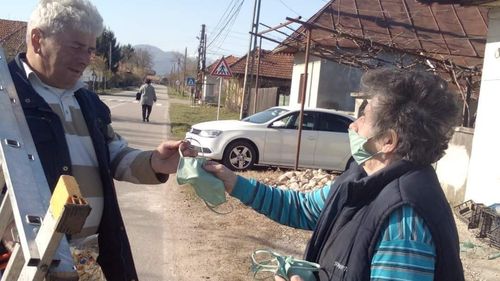 Speranța din Gorj. O croitoreasă pensionară face măști pe care le împarte gratuit în satul natal