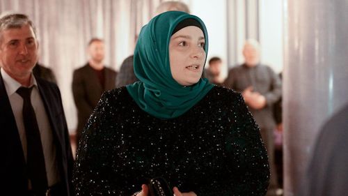 Putin i-a acordat soției lui Ramzan Kadîrov titlul de „Mama eroină” / Aceasta are 14 copii și este șefa secretariatului soțului ei