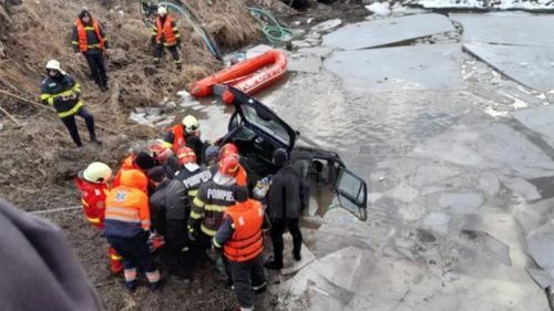 Bunic și nepoată, morți după ce mașina în care se aflau a căzut într-o groapă plină cu apă / Nu este exclus ca bărbatul să fi făcut infarct / Cel puțin una dintre persoane a încercat să iasă, fiind spart un geam lateral