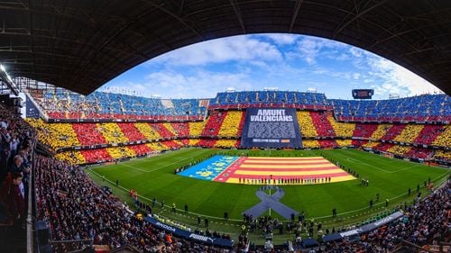 VIDEO Momente emoționante: Omagiu adus pe Mestalla la primul meci al Valenciei de după inundațiile devastatoare din regiune