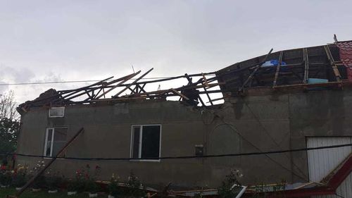 Acoperișuri smulse de vânt și gospodării inundate în județele Giurgiu, Caraș-Severin și Timiș