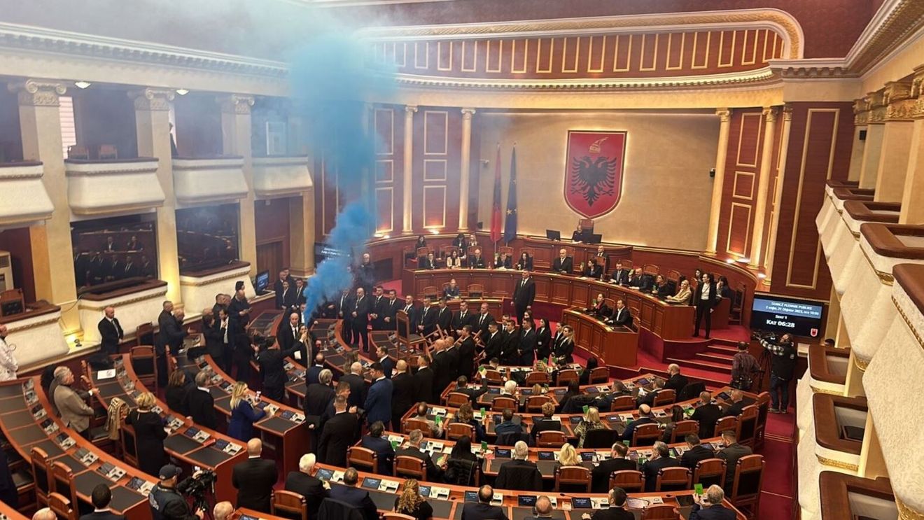 Parlamentul Albaniei a votat pentru ridicarea imunităţii fostului premier Sali Berisha / Deputații opoziției au aprins fumigene și au răsturnat scaunele pentru a boicota votul