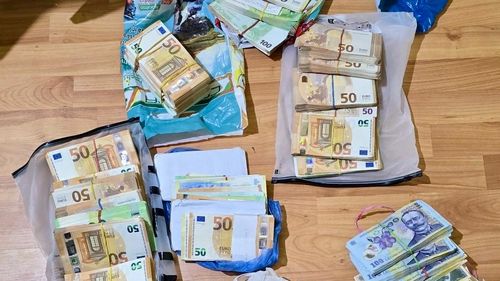 Primăriță dintr-o localitate din județul Teleorman, anchetată penal și plasată sub control judiciar sub acuzația de abuz în serviciu / La domiciliul ei au fost găsiți 251.860 de euro, 90.100 de lei și 320 de dolari / Stenograme: „Mi-am asumat ani de zile, ajutorul, la voi, la toți, care n-ați ieșit să vă faceți orele!”
