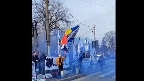 VIDEO Protest cu îmbrânceli la Palatul Cotroceni / Sindicaliștii Publisind și Europol acuză jandarmii că au primit ordin „să creeze busculadă”