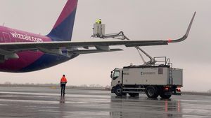 Aeroportul Braşov, regim de iarnă: e nevoie 15 - 40 de minute pentru degivrarea aeronavelor