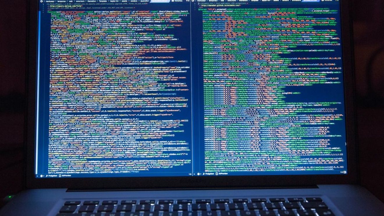 Pe Internet, libertatea mai înseamnă şi să poţi vinde droguri, bombe şi paşapoarte false