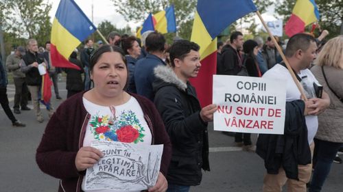 Proiectul de lege rostogolit de partidul extremist AUR ca fake-news despre ”furtul copiilor” și care a provocat violențele de la Parlament a trecut de Camera Deputaților/ În realitate, legea își propune exact opusul, să împiedice separarea copiilor de familiile vulnerabile