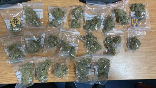 Droguri în licee: Doi suspecți, arestați preventiv pentru 30 de zile, alți doi în arest la domiciliu/ Control judiciar pentru alte trei persoane