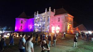 VIDEO și GALERIE FOTO Cum a început a noua ediție Electric Castle: Primele scene deschise, activități în aer liber sub soare și pe ploaie