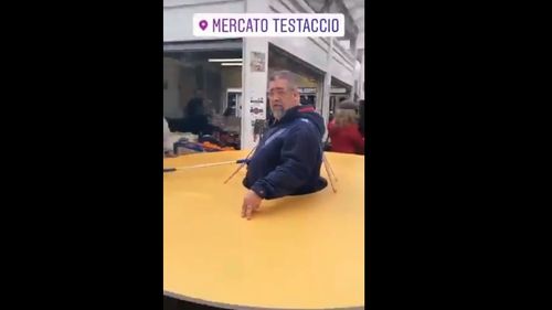 Soluția inedită anti-coronavirus a unui italian: protecție fizică împotriva contactelor nedorite