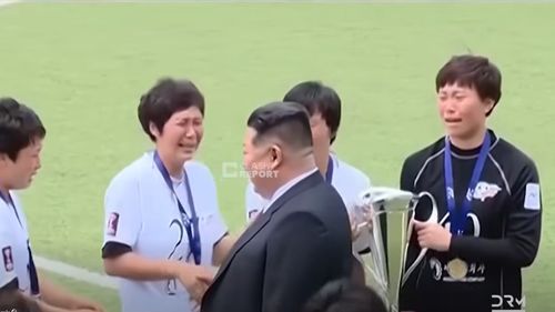 VIDEO | Fotbalistele nord-coreene care au “plâns de fericire” la întâlnirea cu Kim Jong-Un, virale în online / Cum arată teatrul de stat care menține cultul personalității în una dintre cele mai dure dictaturi ale lumii 