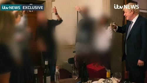 Prim ministrul britanic Boris Johnson văzut la o altă petrecere în timpul carantinei Covid. El a fost deja amendat de poliție pentru o altă încălcare a regulilor de carantină