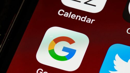 Google, Meta și TikTok, acuzate în Uniunea Europeană că nu protejează utilizatorii de fraude financiare