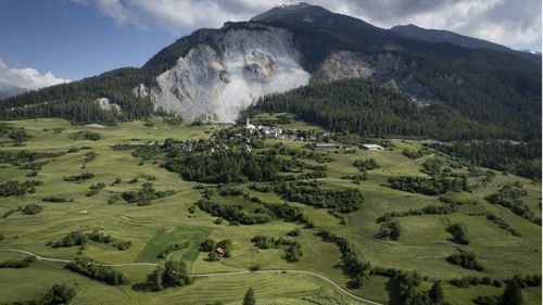 O cădere masivă de pietre din Elveția se oprește în apropierea satului evacuat Brienz / Bolovanii au blocat drumurile și au ajuns la câțiva centimetri de case