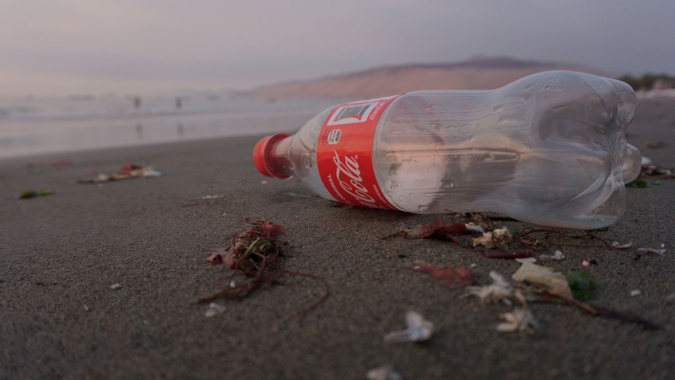 Raport anual Greenpeace: Coca-Cola, cel mai mare poluator cu plastic din lume în ultimul an
