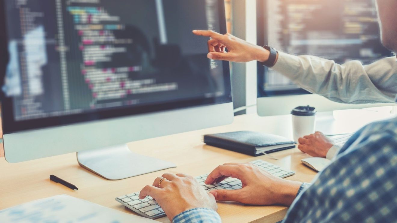 Orientare profesională în domeniul tehnologic: Elevi și profesori din 200 de școli, instruiți în proiecte pentru abilități digitale