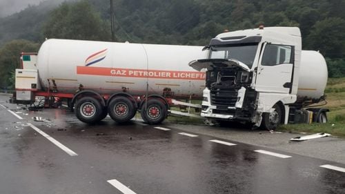 UPDATE: Evacuări pe Valea Oltului în urma unui accident cu o cisternă GPL / Trafic reluat pe un sens / Cisterna ar aparține firmei implicate în explozia de la Crevedia