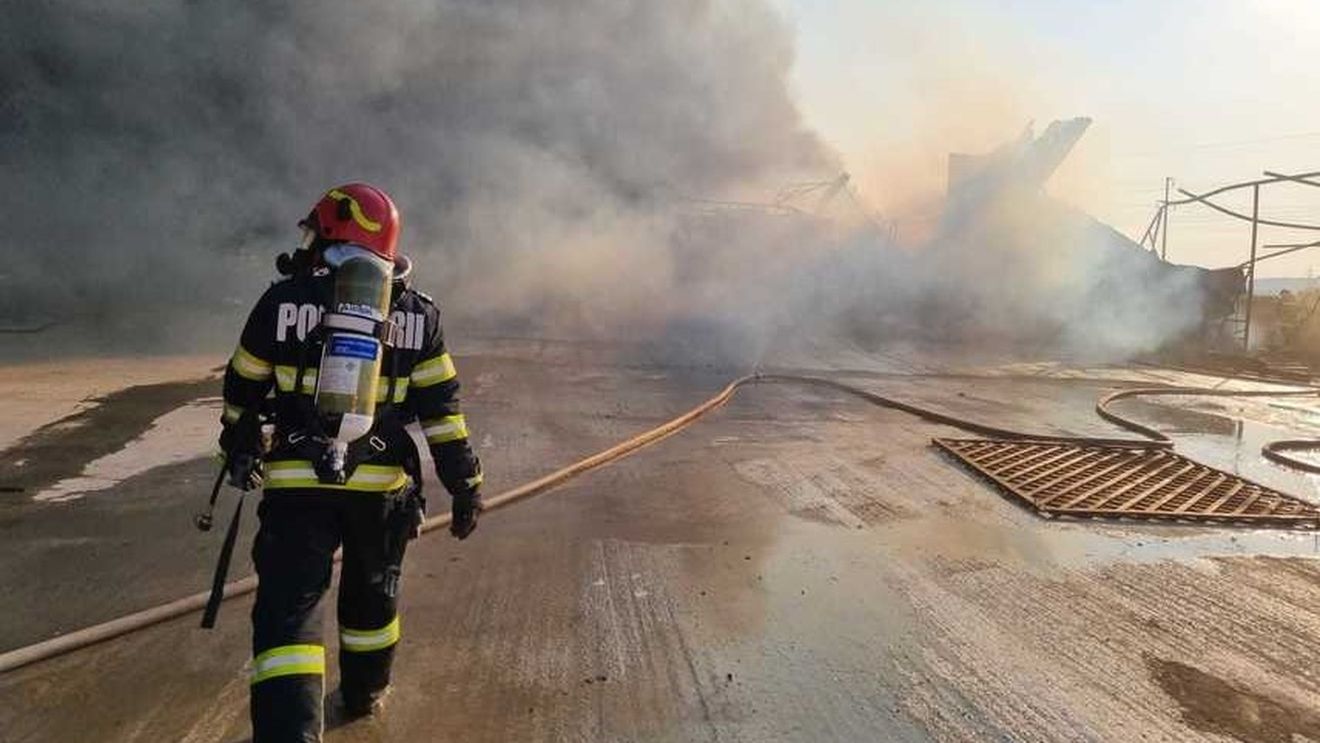 Incendiu la un depozit de reciclare celuloză şi plastic din județul Timiș
