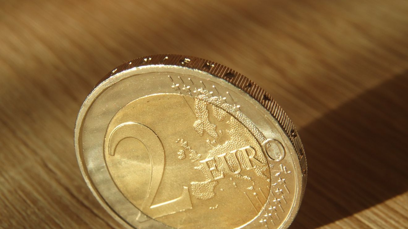 Un angajat al Ministerului de Interne din Macedonia de Nord a fost arestat pentru falsificarea a milioane de monede de 2 euro / În Kosovo, monedele de 2 euro false sunt atât de numeroase încât sunt acceptate la plată