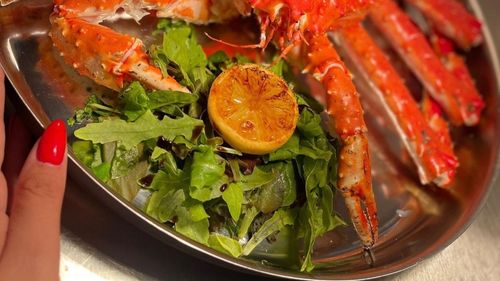 Amendă de 15.000 de lei şi oprirea temporară a activităţii restaurantului Taverna Racilor din Timişoara, în urma unui control al Protecţiei Consumatorului