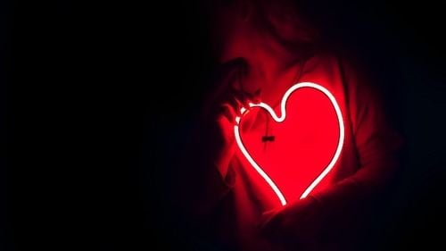 De ce mor tot mai mulți tineri de infarct: „Fumat, mâncare excesiv de procesată, burnout și exces de energizante/ Un tânăr de 23 de ani a venit de trei ori la Urgență cu stop cardiac din cauza drogurilor. La un moment dat nu l-am mai văzut”/ Care sunt simptomele morții ”subite” și când apar