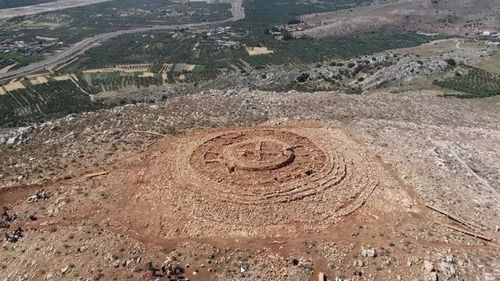 ”Este o descoperire unica și deosebit de interesantă” / Complex minoic "unic" în apropiere de un nou aeroport aflat în construcţie pe vârful unul deal din Grecia