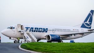 Zbor TAROM Paris - Bucureşti, anulat din cauza unei ”situaţii tehnice” la aeronavă / Pilotul a oprit decolarea prin frânare, acţiune care a condus la avarierea a două anvelope ale aeronavei