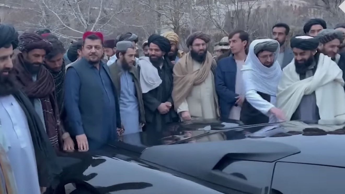 Talibanii au prezentat primul autoturism sport fabricat în Afganistan / Are motor Toyota, iar caroseria e inspirată din modelele Bugatti