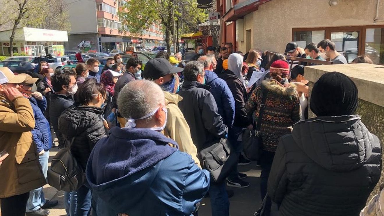 Locurile aglomerate, prost ventilate, în care oamenii vorbesc tare pentru a se face auziţi reprezintă risc major de infecţie cu noul coronavirus